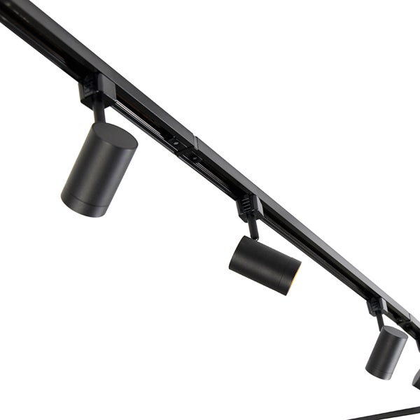 Schwarzes Schienensystem mit mehreren zylindrischen Strahlern aus Metall.