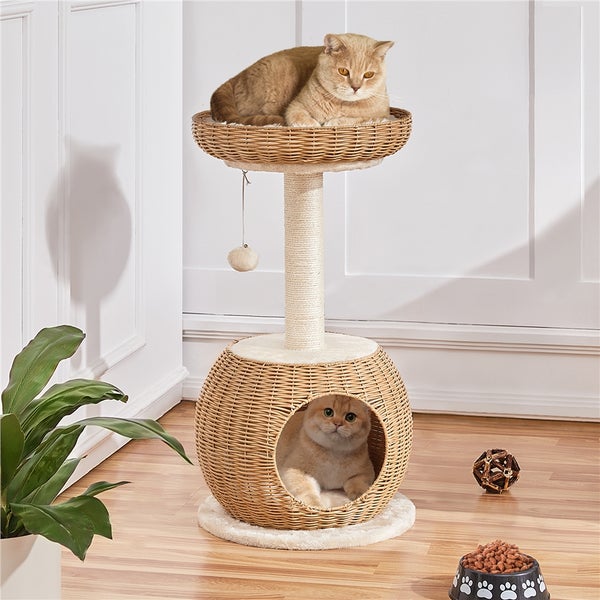 Katzenkratzbaum mit zwei Katzen in einem hellen Raum.