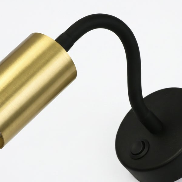 Moderne Wandleuchte mit zylindrischem Metallschirm und schwenkbarem Arm für eine gezielte Beleuchtung