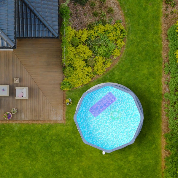 Aufblasbarer Pool mit Gartenmöbeln und Terrasse aus der Vogelperspektive