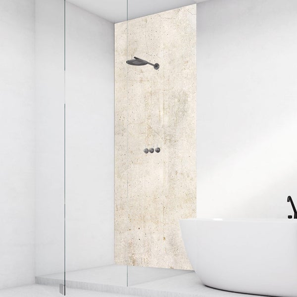 Duschrückwand in Betonoptik mit feiner Struktur, montiert in einer modernen Dusche neben einer freistehenden Badewanne.