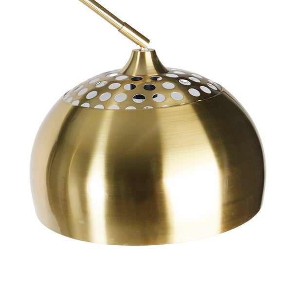 Goldfarbene Hängelampe mit gelochtem Lampenschirm