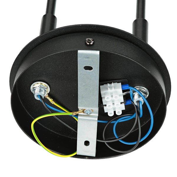 Innenansicht einer Deckenleuchte mit elektrischen Anschlüssen