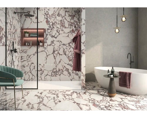 Badezimmer mit Dusche, Badewanne und Fliesen in Marmoroptik