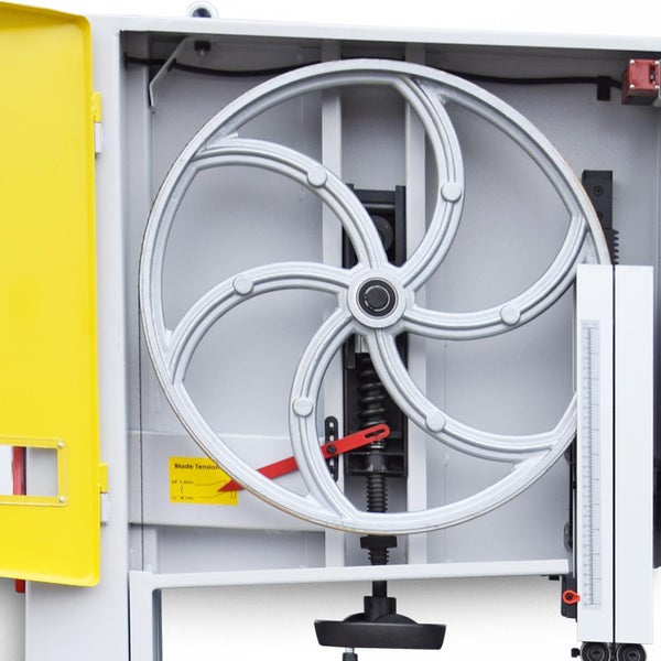 Detailansicht einer Bandsäge mit Fokus auf das Sägebandrad und die Spannungseinstellung