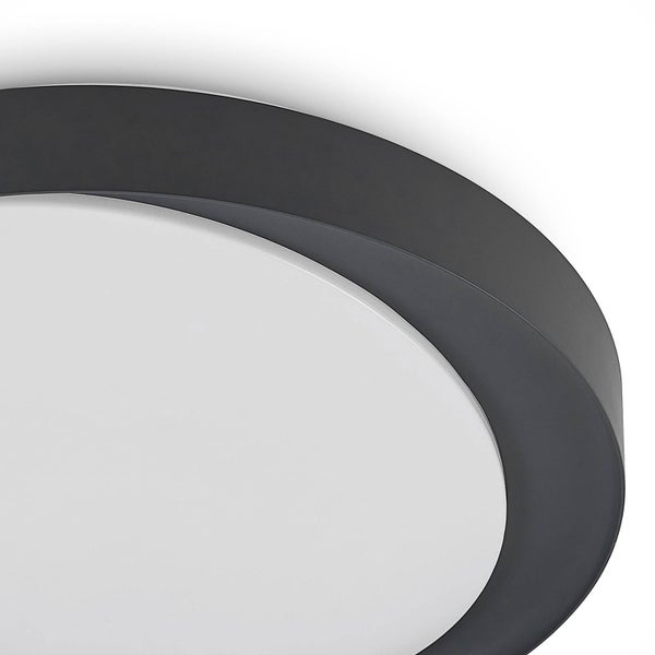 Runde Deckenleuchte mit schwarzem Rahmen und weißem Diffusor.
