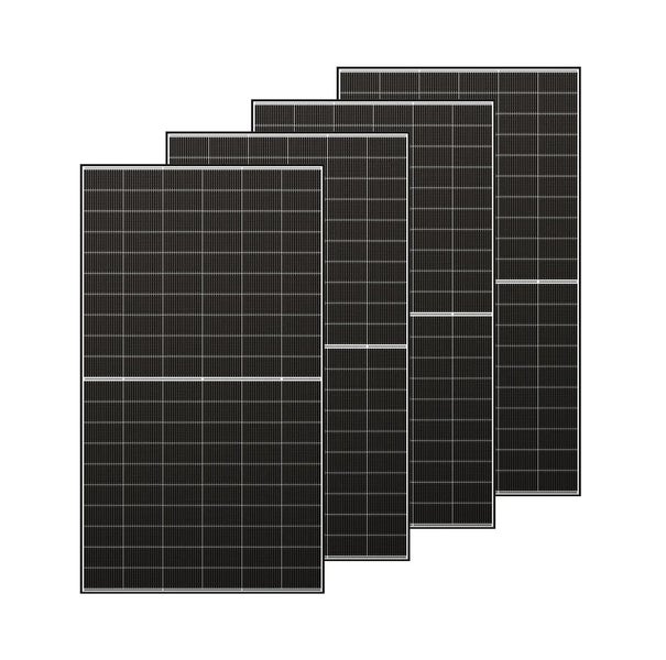 Set aus vier Solarmodulen für Photovoltaikanlagen.