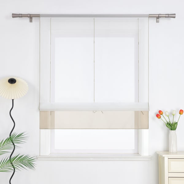 Dekoratives Fenster mit Faltrollo und Gardinenstange