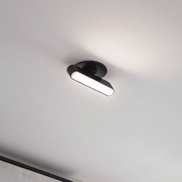 Moderne schwarze LED-Wand- oder Deckenleuchte mit schmalem rechteckigem Leuchtenkopf an einer runden Basis montiert.
