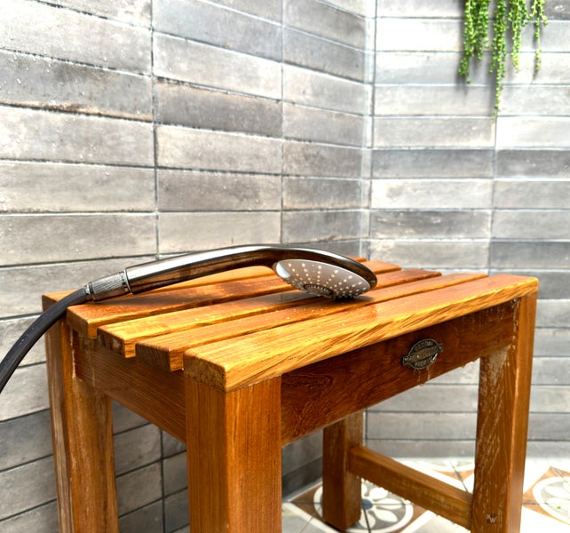 Duschhocker aus Holz mit Handbrause im Badezimmer