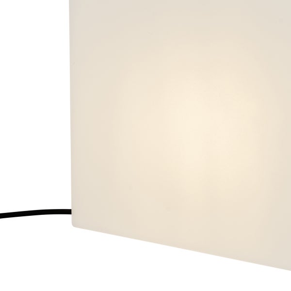 Beleuchtetes, quadratisches LED-Panel mit warmweißem Licht und schwarzem Anschlusskabel.