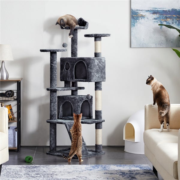 Grauer Kratzbaum mit mehreren Ebenen und drei Katzen