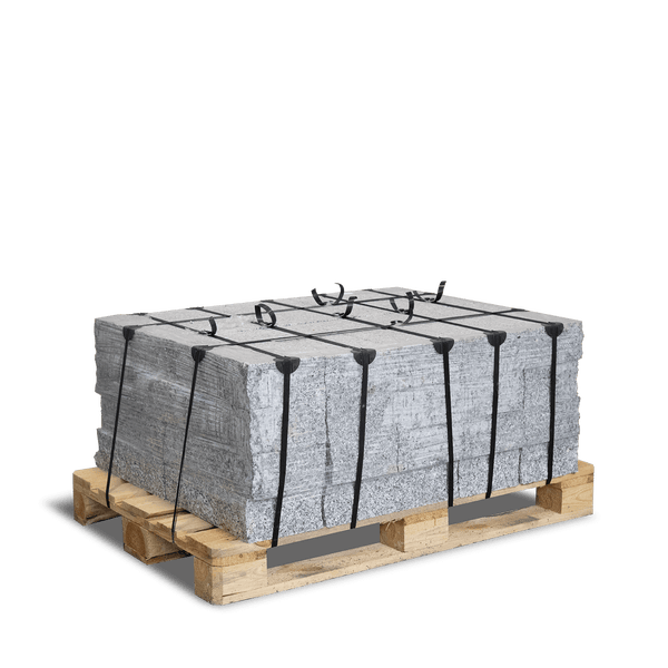 Stapel graue Granitplatten auf einer Holzpalette, mit schwarzen Bändern gesichert.
