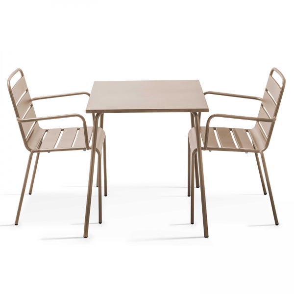 Balkonset aus Metall bestehend aus einem quadratischen Tisch und zwei Gartenstühlen mit Armlehnen.