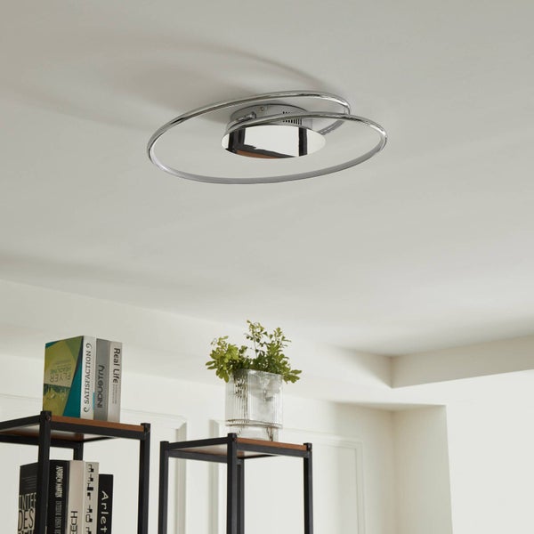 Moderne Deckenleuchte aus Chrom mit zwei dünnen, sich kreuzenden Metallringen an einer Decke.