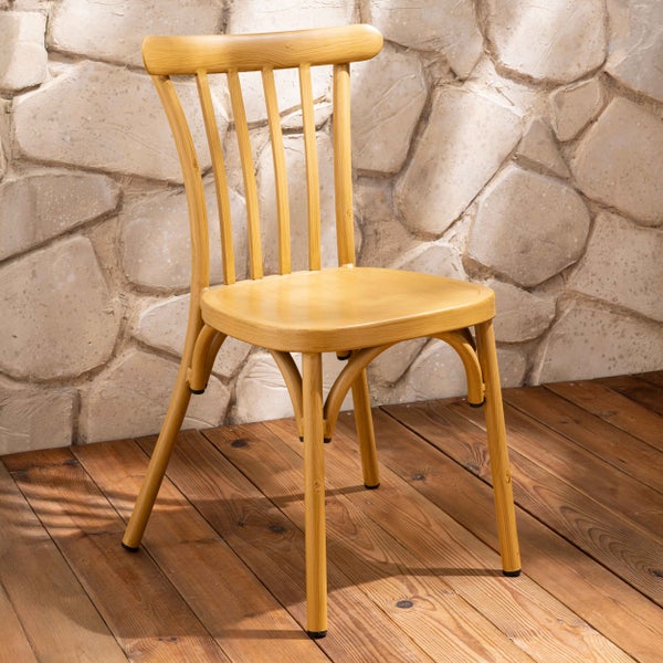 Bistrostuhl in Holzoptik mit Sprossenrückenlehne auf einer Holzterrasse vor einer Steinwand.