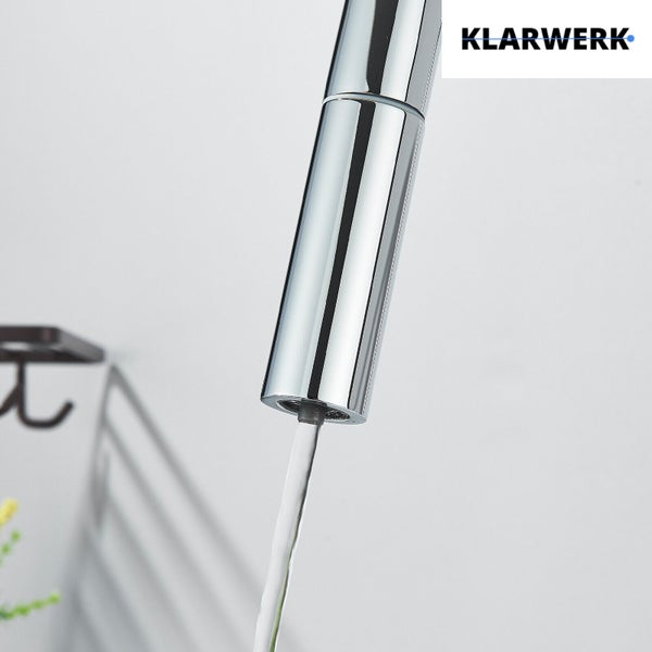 Ausziehbarer Brausekopf einer Küchenarmatur von Klarwerk mit fließendem Wasserstrahl. Klarwerk Logo.