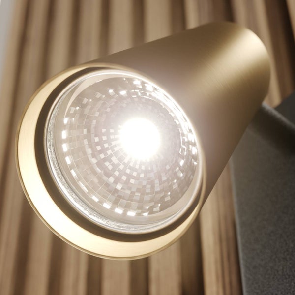 Nahaufnahme einer goldenen Deckenleuchte mit eingeschaltetem Licht