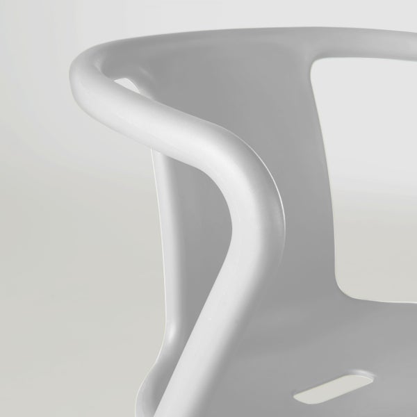 Nahaufnahme der geschwungenen Armlehne und Rückenlehne eines modernen hellgrauen Gartenstuhls aus Kunststoff.