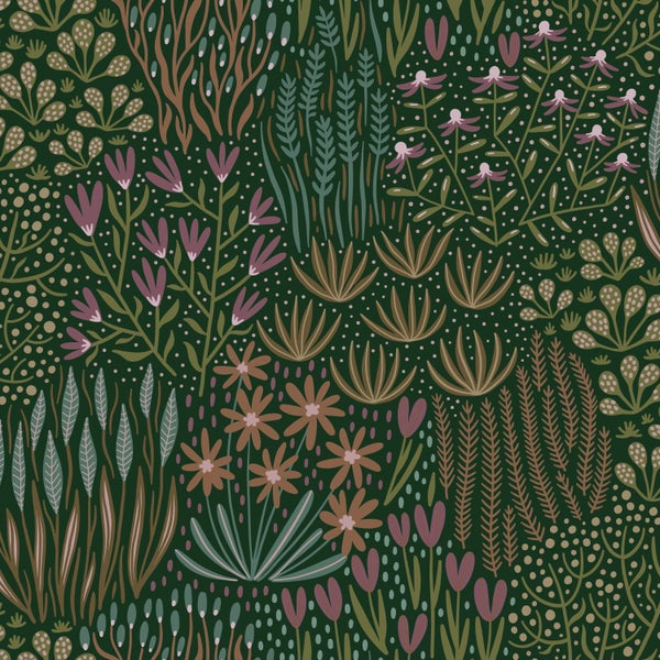 Innenraum mit botanischer Blütentapete, Marmortisch, Wandspiegel und dekorativen Vasen.