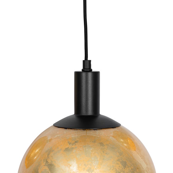 Hängelampe mit goldenem Schirm und schwarzer Aufhängung