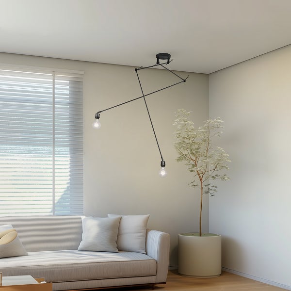 Moderne Deckenleuchte mit zwei Leuchtmitteln in einem hellen Wohnzimmer mit Sofa und einer Pflanze