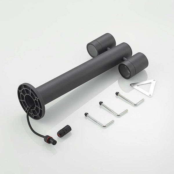 Garten mit Pergola, Gartentisch und Gartenstühlen auf Terrasse