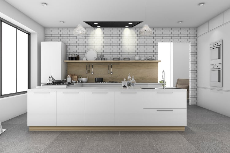 Moderne weiße Einbauküche mit Kochinsel und Holzrückwand vor einer Wand mit Ziegeloptik. Helle und geräumige Kücheneinrichtung mit viel Stauraum.