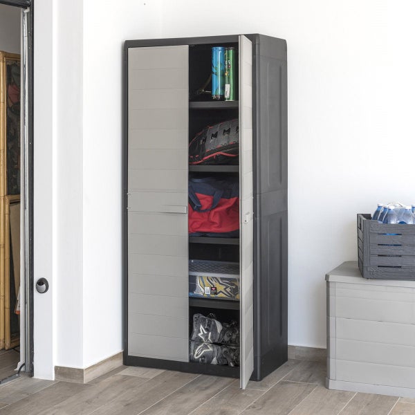 Kunststoff Mehrzweckschrank mit Regalböden und teilgeöffneter Tür