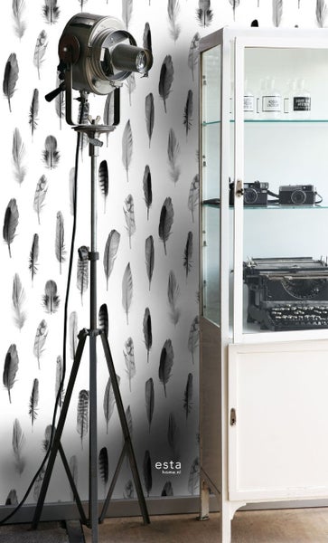 Dekoratives Wohnzimmer mit Feder Tapete, Stehlampe und Vitrine