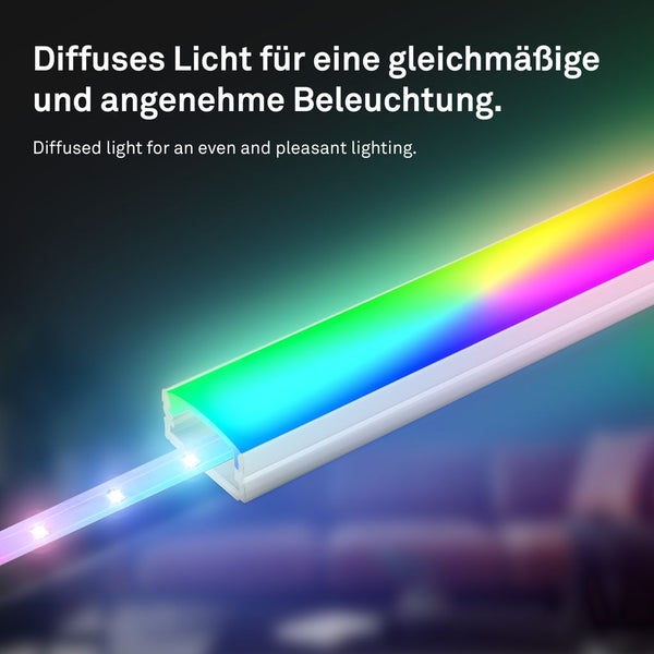 Ein LED-Streifen wird in ein Profil geschoben, um ein diffuses, gleichmäßiges und angenehmes Licht zu erzeugen.