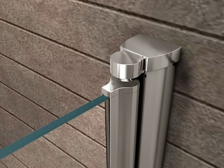 Detailansicht eines Duschkabinenbeschlags aus Metall mit Glasscheibe