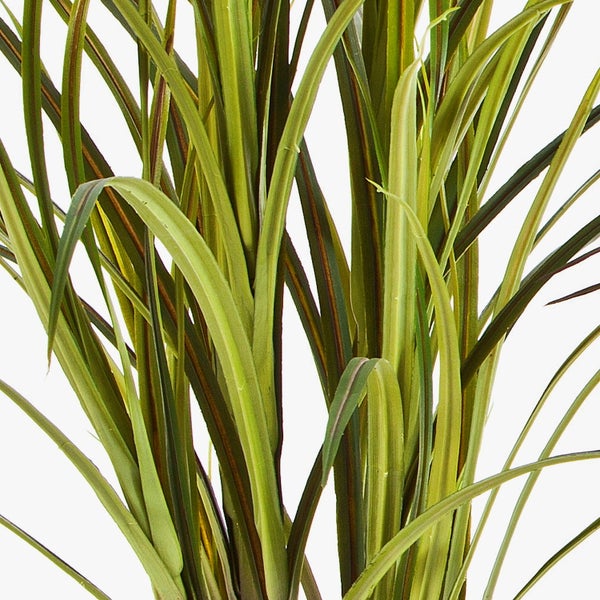 Künstliches Ziergras im schwarzen Kunststofftopf mit grün-gelblichen Halmen.