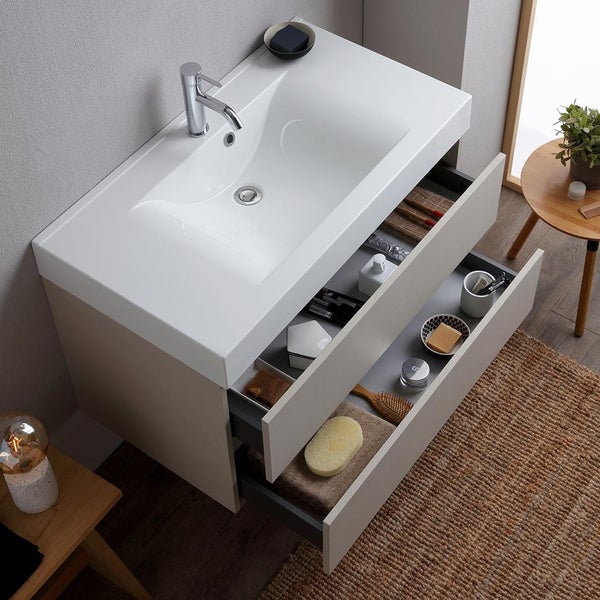 Waschtisch mit zwei offenen Schubladen und verschiedenen Badutensilien.