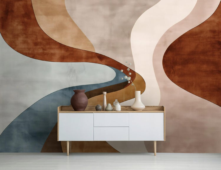 Szene mit einer Kommode und einer abstrakten Wandtapete im Wohnraum.