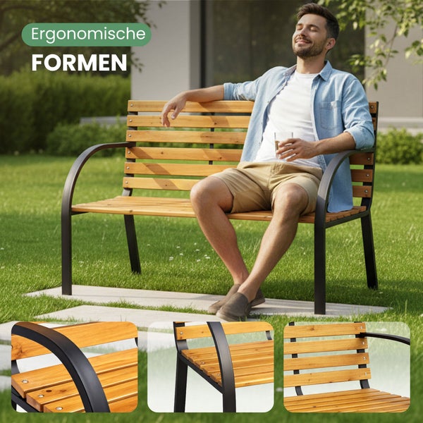 Wetterfeste Gartenbank aus Holz mit Metallgestell, dargestellt bei Regen und Sonnenschein auf einer Holzterrasse.