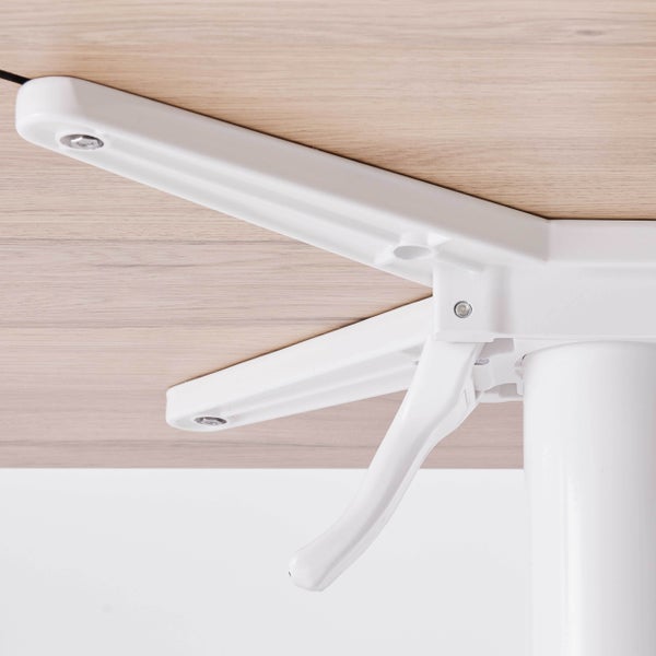 Unterseite einer Tischplatte in Holzoptik mit weißer Metallhalterung für ein Tischbein und einem Hebel zur Verstellung.