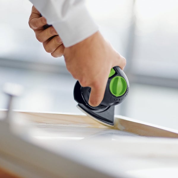 Person schleift Holzbrett mit einem Dreieckschleifer