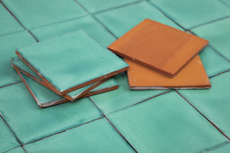 Quadratische Fliesen aus Steingut in verschiedenen Farben