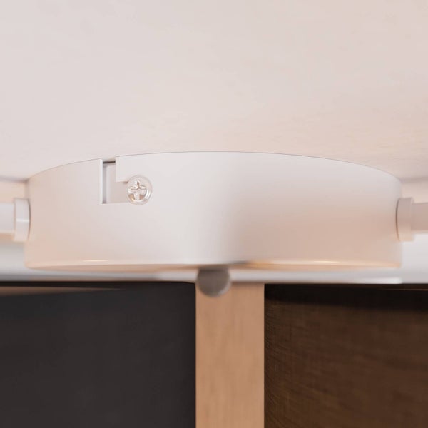 Nahaufnahme eines runden, weißen Deckenleuchten-Sockels aus Metall mit einer seitlichen Befestigungsschraube zur sicheren Montage.