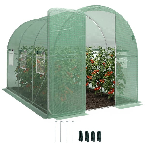 Foliengewächshaus in Tunnelform mit Gitterfolie, inklusive Erdhaken und Spannseilen, im Inneren Tomatenpflanzen.