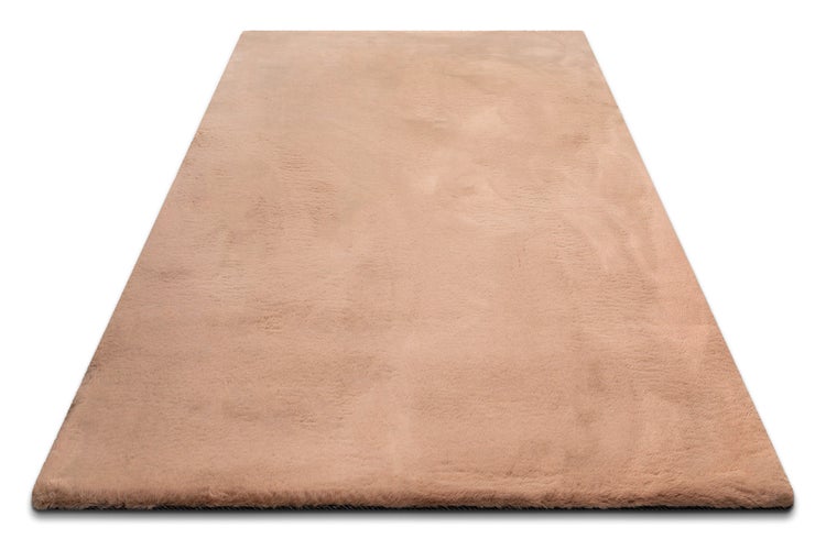 Rechteckiger Kunstfellteppich in Hellbraun mit weicher Oberfläche.