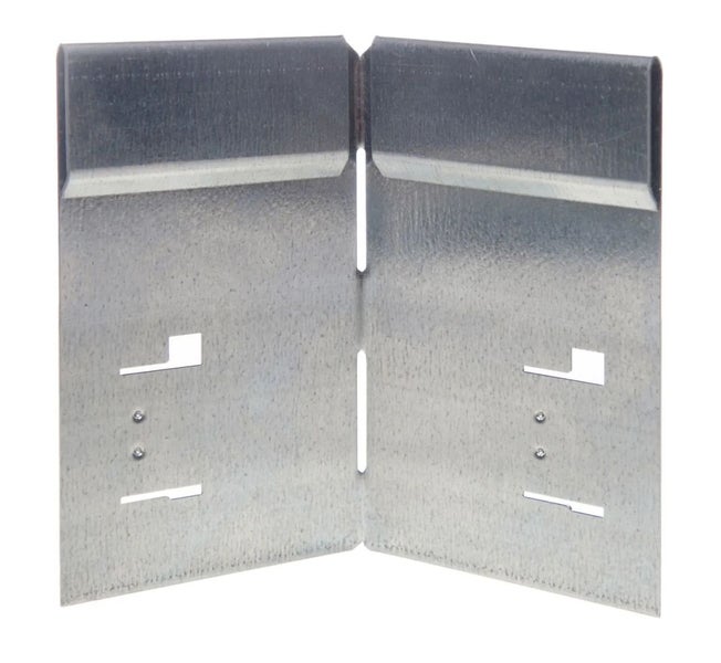 Winkelverbinder aus Metall mit Aussparungen