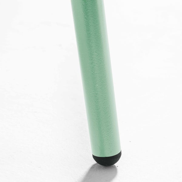 Gartenbank aus Metall mit Lattenstruktur und Armlehnen in Mintgrün.