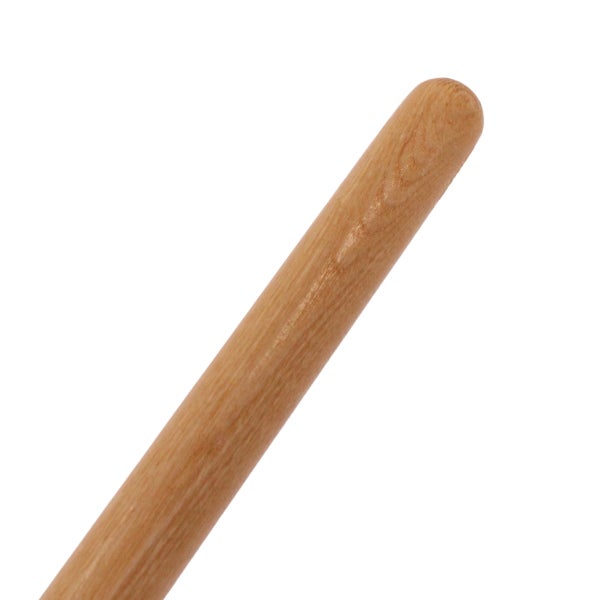 Abgerundetes Ende eines Werkzeugstiels aus Holz mit sichtbarer Maserung.