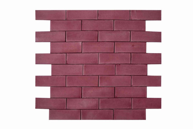 Keramik-Mosaikfliese im Ziegelformat in weinroter Farbe.