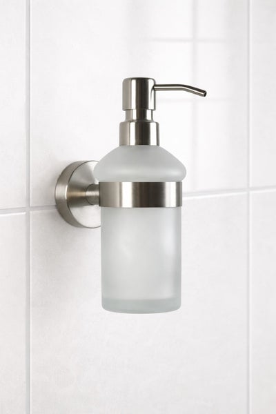 Seifenspender zur Wandmontage aus satiniertem Glas mit Halterung und Pumpe aus Metall.