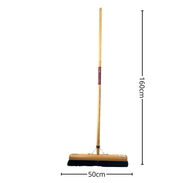 Kehrbesen mit Holzstiel und einer Breite von 50 cm, Gesamtlänge 160 cm