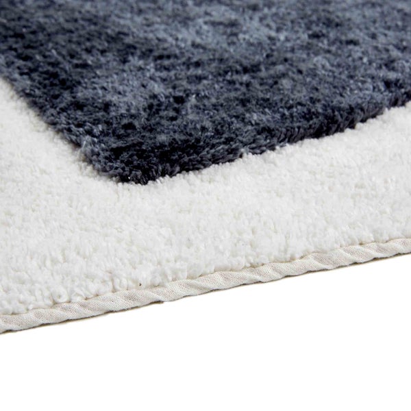 Detailansicht einer Badematte mit hochflorigem Flor