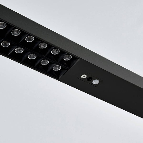 Schwarze lineare Leuchte aus Metall mit LED-Raster und integriertem Sensor.